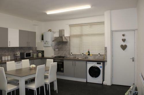 Lovely, Spacious 3 Bed House Close To City Centre