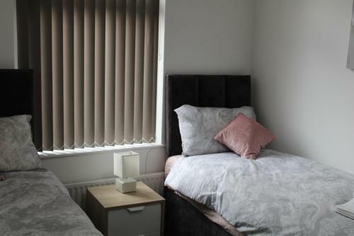 Lovely, Spacious 3 Bed House Close To City Centre