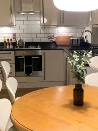 Cheerful 2-bed Cottage With 2 Free Parking Leeds