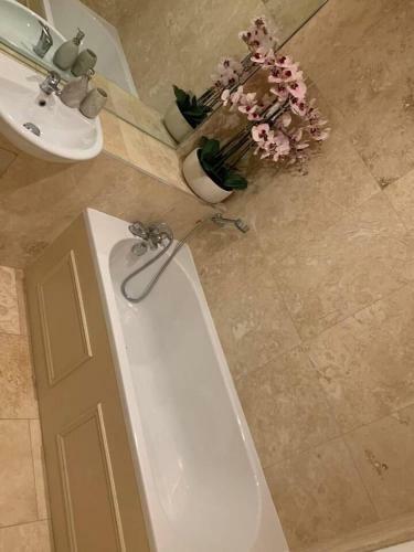 Cheerful 2-bed Cottage With 2 Free Parking Leeds