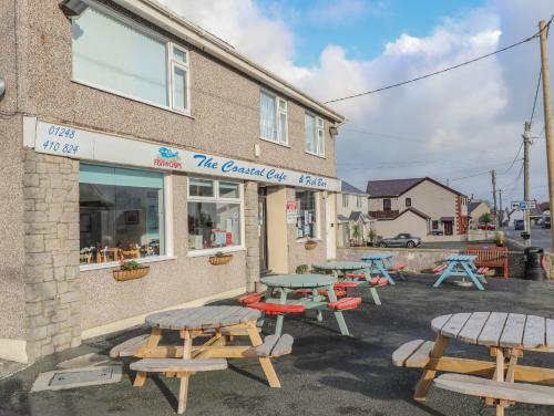 Coastal Cafe Apartment