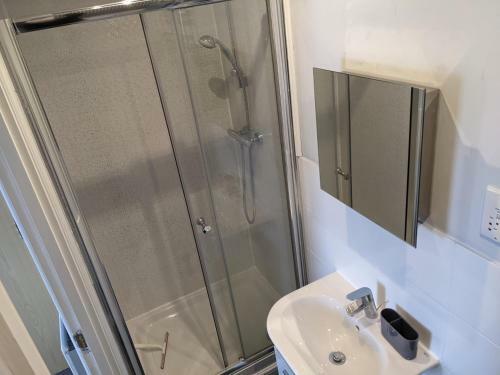 Entire 3 Bed Home Sleeps 6, Wifi, 2 Parking Spaces