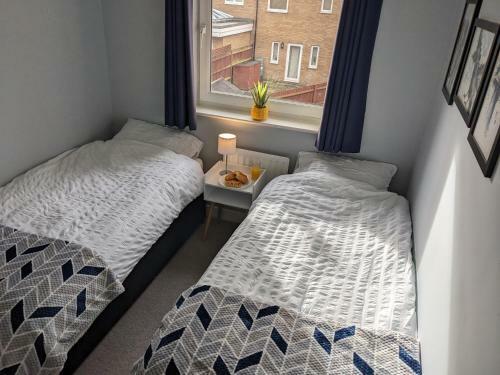 Entire 3 Bed Home Sleeps 6, Wifi, 2 Parking Spaces