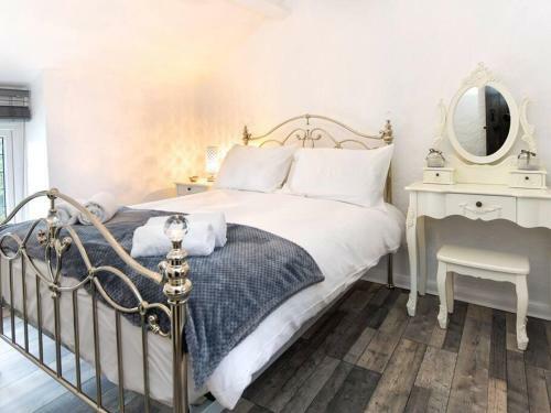 The Smugglers Hideout - Sleeps 4 - With Hot Tub