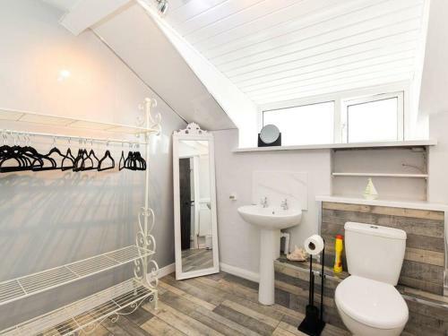 The Smugglers Hideout - Sleeps 4 - With Hot Tub