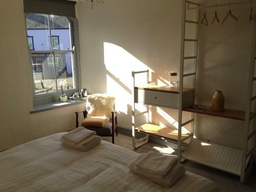 Hostal Madtom Seafood Cafe Bar & Guest Rooms