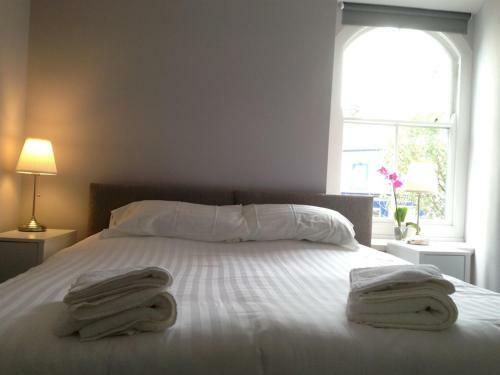Hostal Madtom Seafood Cafe Bar & Guest Rooms