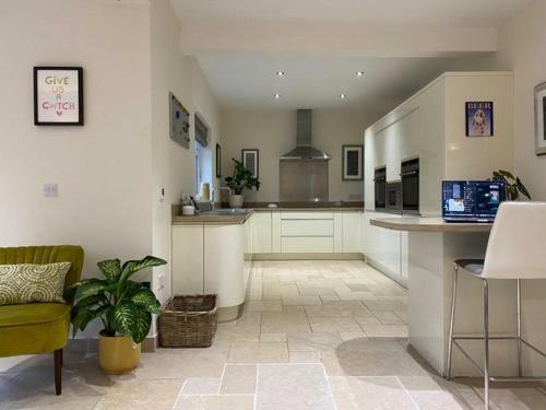 Rosecroft, Beautiful Large Home, Next To Celtic Manor & Icc