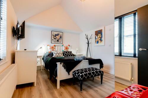 Large Modern 2 Bedroom Queen Street Apartment