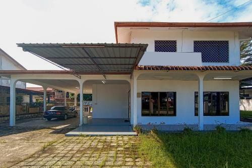 Oyo Home 90241 Villa Home Sibu