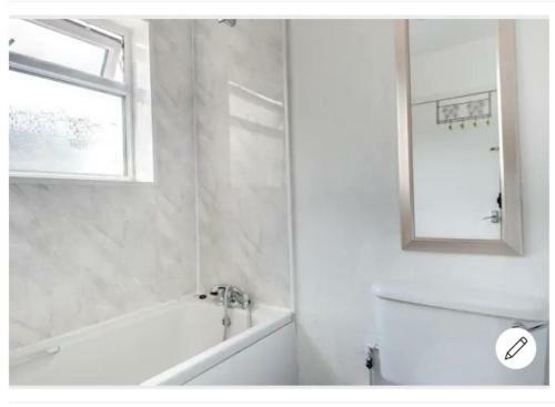 Hostal Your Nottingham Vacation, Business Apart, Parking