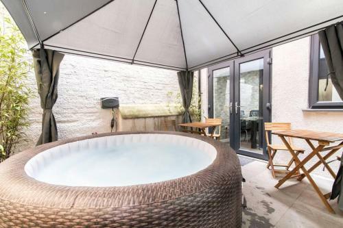 Luxury Hot Tub Apartment + 3 Double Bedrooms And Pool Table