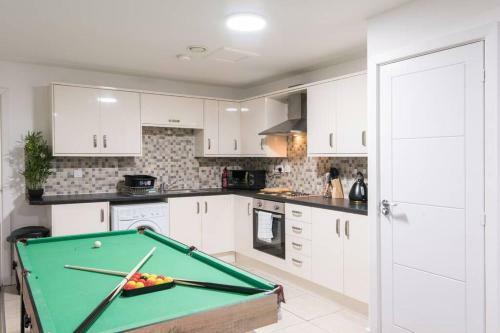 Luxury Hot Tub Apartment + 3 Double Bedrooms And Pool Table