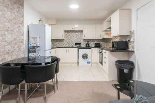 Luxury Hot Tub Apartment + 3 Double Bedrooms And Pool Table