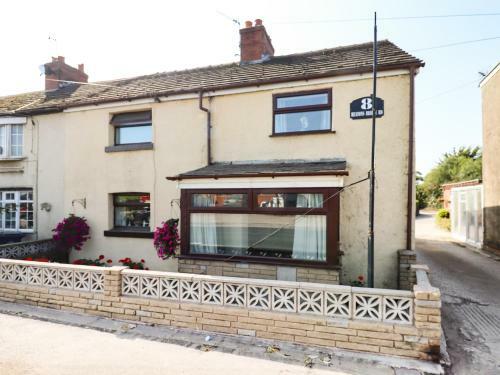 8 Heatons Bridge Road
