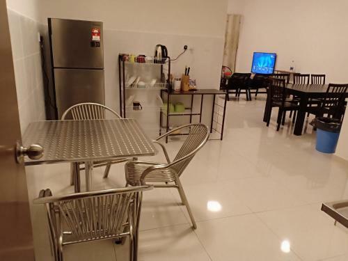 Double Story Villa - Walking Distance To The Beach