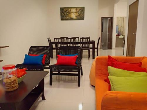 Double Story Villa - Walking Distance To The Beach