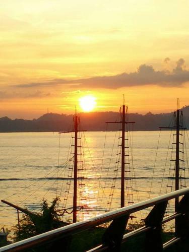 Double Story Villa - Walking Distance To The Beach