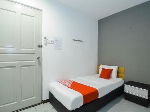 Hotel Oyo 89465 Golden Lounge