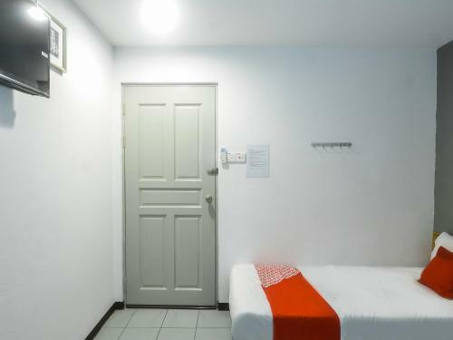 Hotel Oyo 89465 Golden Lounge