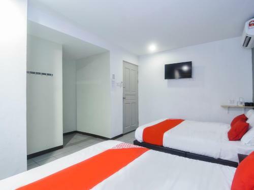 Hotel Oyo 89465 Golden Lounge