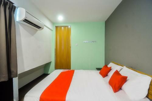 Hotel Oyo 89465 Golden Lounge