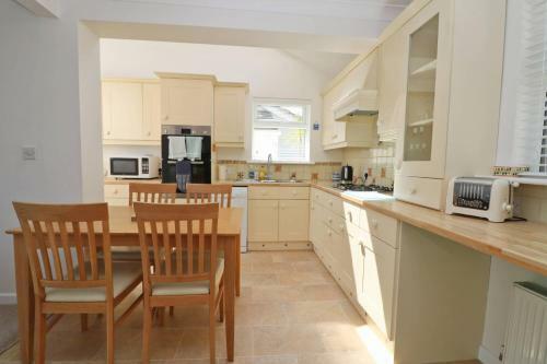 Holiday Home With Estuary Views, Parking & Balcony