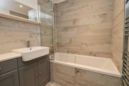 Holiday Home With Estuary Views, Parking & Balcony