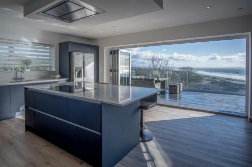 Sunrise - 5 Bedroom Luxurious Holiday Home - Pendine