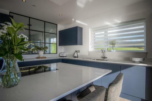 Sunrise - 5 Bedroom Luxurious Holiday Home - Pendine