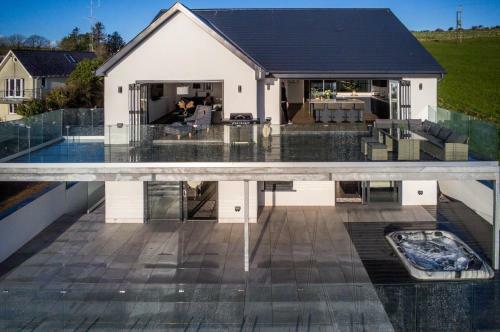 Sunrise - 5 Bedroom Luxurious Holiday Home - Pendine