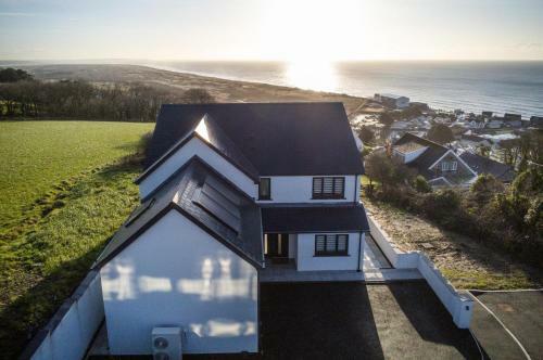 Sunrise - 5 Bedroom Luxurious Holiday Home - Pendine