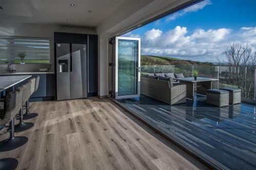 Sunrise - 5 Bedroom Luxurious Holiday Home - Pendine