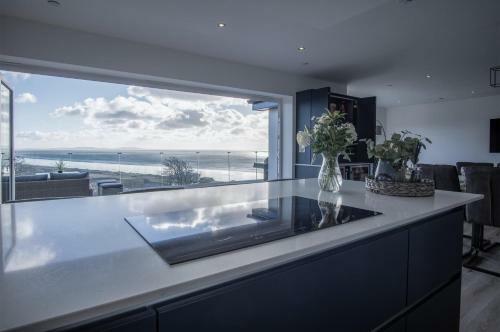 Sunrise - 5 Bedroom Luxurious Holiday Home - Pendine