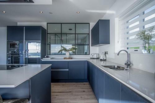 Sunrise - 5 Bedroom Luxurious Holiday Home - Pendine