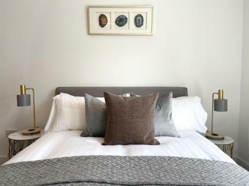 High Street, Stylish City Centre Apartment, 3 Bed