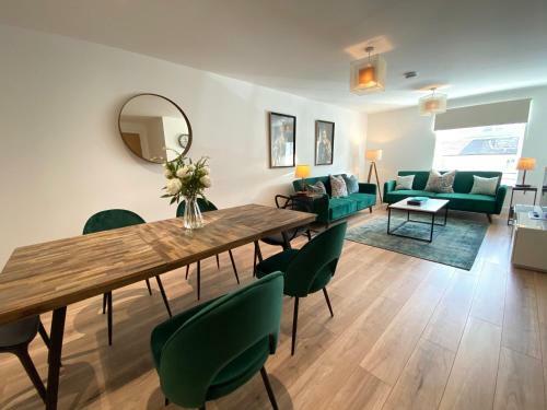High Street, Stylish City Centre Apartment, 3 Bed
