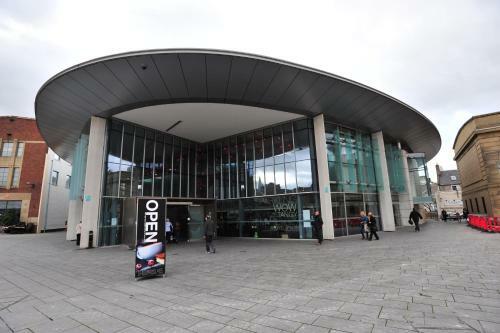 High Street, Stylish City Centre Apartment, 3 Bed