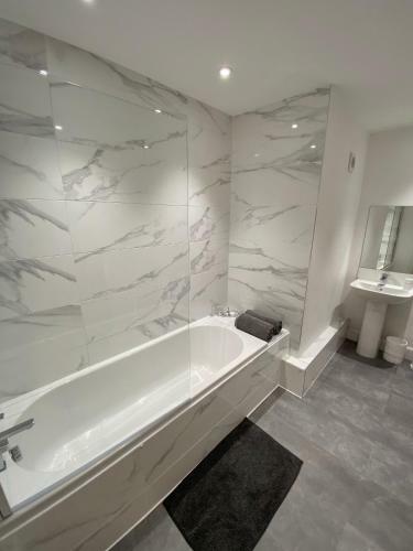 High Street, Stylish City Centre Apartment, 3 Bed