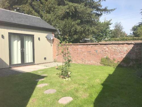 Delightful Detached Cottage In Village Centre