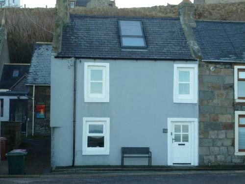 Poppys Cottage - A Charming Seafront Cottage