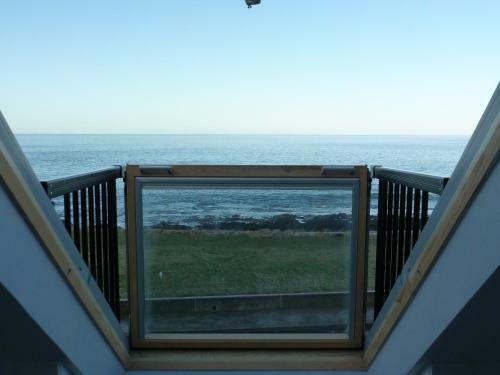 Poppys Cottage - A Charming Seafront Cottage