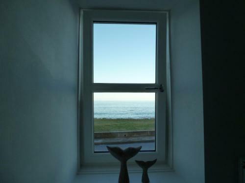 Poppys Cottage - A Charming Seafront Cottage