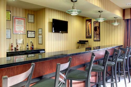 Cobblestone Hotel - Wayne