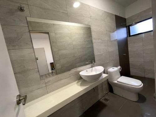 Five Bedrooms Residential Home With Free Wifi