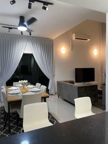 Five Bedrooms Residential Home With Free Wifi