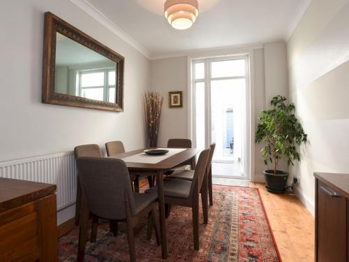 Pass The Keys Modern 2 Bed In Southsea Sleeps 4
