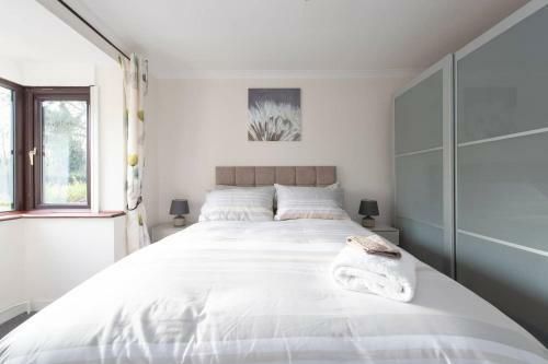Bookeduk: Rose View Bungalow House In Roydon