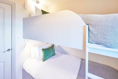 Host & Stay - 'salty' Seaview