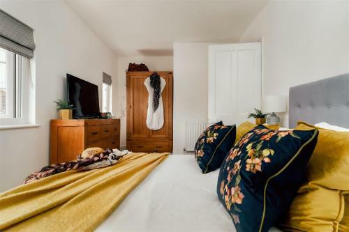 Littlefields - Stylish, Modern Cottage With Large Garden, Close To Beach